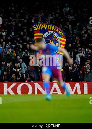 Barcelona, Spanien. 03. April 2022. Die Fans des FC Barcelona werden beim Spiel der La Liga zwischen dem FC Barcelona und dem FC Sevilla am 3. April 2022 im Camp Nou Stadium in Barcelona, Spanien, Flagge zeigen. (Foto von Sergio Ruiz/PRESSINPHOTO) Quelle: PRESSINPHOTO SPORTS AGENCY/Alamy Live News Stockfoto