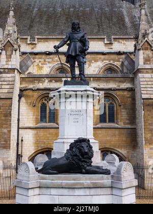 Bronzestatuen von Lord Protector Oliver Cromwell und einem Löwen von Sir William Hamo Thornycroft stehen in Westminster, London, England, Großbritannien Stockfoto