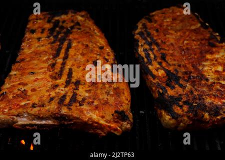 Spice mariniertes Rindfleisch Ersatzrippen auf einem Grillgrill Stockfoto