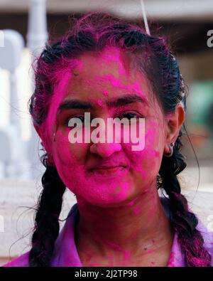 Schönes Mädchen feiert Festival der Farben mit fröhlich Stockfoto