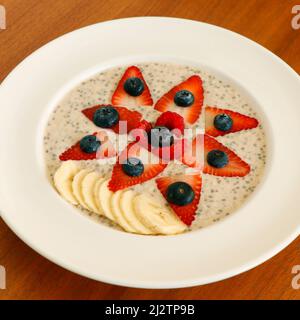 Haferbrei Chiasamen mit frischen Beeren und Banane in einer Schüssel Stockfoto