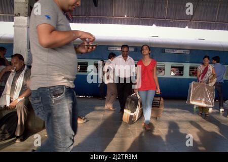 Trainieren Sie Passagiere, die auf die Abfahrtszeit warten, am Passagierplattform des Bahnhofs Agra Cantonment in Agra, Uttar Pradesh, Indien. Stockfoto