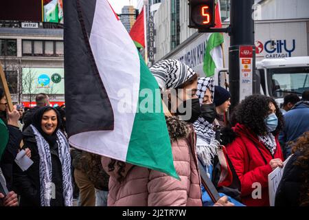 Toronto, Kanada. 02. April 2022. Eine junge Frau hält während der Demonstration eine palästinensische Fahne hoch. Demonstranten versammelten sich auf dem Yonge-Dundas-Platz in Toronto, Kanada, in Solidarität mit Palästina. Kredit: SOPA Images Limited/Alamy Live Nachrichten Stockfoto