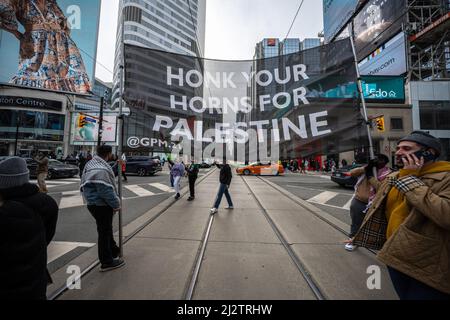 Toronto, Kanada. 02. April 2022. Die Demonstranten halten während der Demonstration ein großes Banner mit dem Titel „Honk your horns for Palestine“. Demonstranten versammelten sich auf dem Yonge-Dundas-Platz in Toronto, Kanada, in Solidarität mit Palästina. (Foto von Katherine Cheng/SOPA Images/Sipa USA) Quelle: SIPA USA/Alamy Live News Stockfoto