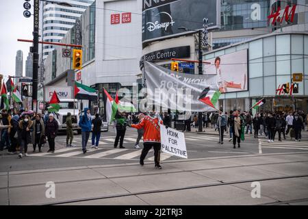 Toronto, Kanada. 02. April 2022. Ein Protestor hält während der Demonstration ein "Honk for Palestine"-Zeichen hoch. Demonstranten versammelten sich auf dem Yonge-Dundas-Platz in Toronto, Kanada, in Solidarität mit Palästina. (Foto von Katherine Cheng/SOPA Images/Sipa USA) Quelle: SIPA USA/Alamy Live News Stockfoto