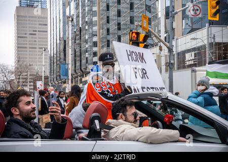 Toronto, Kanada. 02. April 2022. Ein Protestor hält während der Demonstration ein "Honk for Palestine"-Zeichen hoch. Demonstranten versammelten sich auf dem Yonge-Dundas-Platz in Toronto, Kanada, in Solidarität mit Palästina. (Foto von Katherine Cheng/SOPA Images/Sipa USA) Quelle: SIPA USA/Alamy Live News Stockfoto