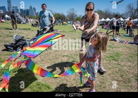 Austin, Texas, USA. 3. April 2022. Layla, die gerade 4 Jahre alt ist, aus Austin, hat eine tolle Zeit mit ihrem bunten Drachen. Das ABC Kite Festival 93. kehrte am Sonntag in den Zilker Park zurück. Tausende von Besuchern flogen bunte Drachen über den 350 Hektar großen Park. Kredit: Sidney Bruere/Alamy Live Nachrichten Stockfoto