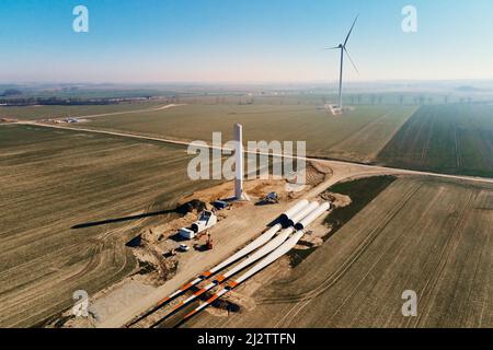 Windmühle Generator Flügel für die Montage auf dem Boden vorbereitet, Baustelle für Windkraft Generator Gebäude, Green Power und erneuerbare Energie Stockfoto