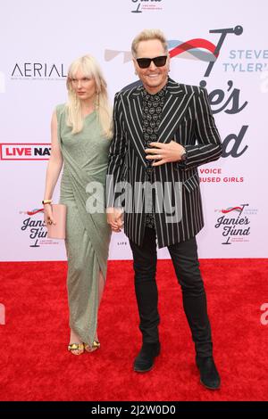 Hollywood, USA. 03. April 2022. ACE Harper und Matt Sorum nehmen am 3. April 2022 an der jährlichen GRAMMY Awards Viewing Party 4. Teil, um Janie's Fund im Hollywood Palladium in Los Angeles, Kalifornien, zu unterstützen. Foto: Crash/imageSPACE/Sipa USA Kredit: SIPA USA/Alamy Live News Stockfoto