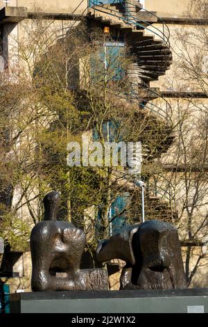 Zweiteilige liegende Figur, No.3, 1961 1 Henry Moore SKULPTUR PARK am Sainsbury Center der University of East Anglia Stockfoto