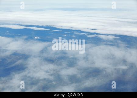 Weltraumwolkenlandschaft . Fliegen in Stratosphärenwolken Stockfoto