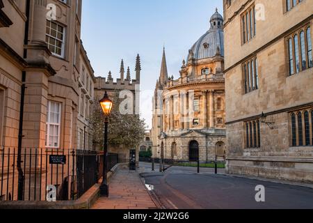 Catte Street mit Blick auf den Radcliffe Platz bei Sonnenaufgang. Oxford, Oxfordshire, England Stockfoto