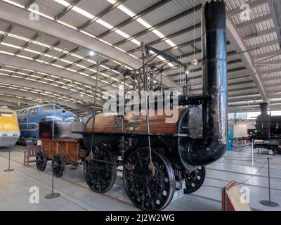 Locomotion No.1 eine sehr frühe Dampfmaschine, die 1825 für die Stockton and Darlington Railway gebaut wurde, die früher im Darlington Steam Museum untergebracht war, jetzt in Th Stockfoto