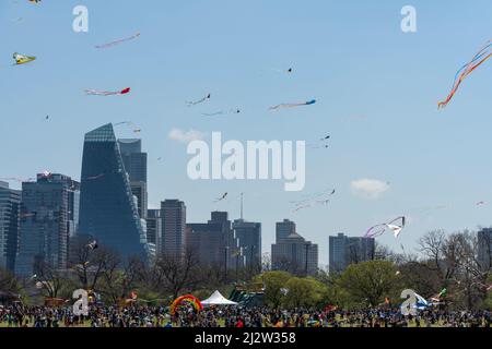 Texas, USA. 3. April 2022. Drachen fliegen während eines Drachenfestivals in Austin, Texas, USA, am 3. April 2022 in den Himmel. Kredit: Bo Lee/Xinhua/Alamy Live Nachrichten Stockfoto