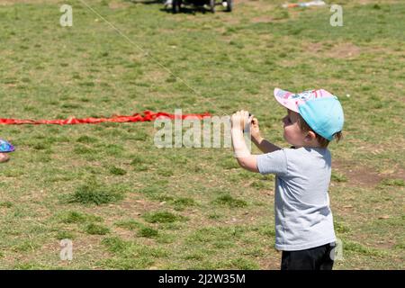 Texas, USA. 3. April 2022. Ein Kind fliegt einen Drachen während eines Drachenfestes in Austin, Texas, USA, 3. April 2022. Kredit: Bo Lee/Xinhua/Alamy Live Nachrichten Stockfoto