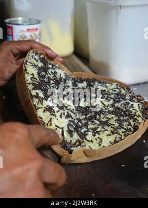 Terang Bulang, eine Art Pfannkuchen-Snack, der normalerweise am Straßenrand verkauft wird. Sidoarjo, Indonesien - 07. Februar 2020. Stockfoto