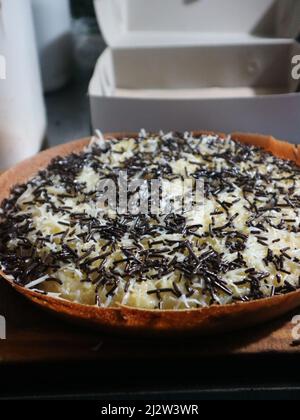 Terang Bulang, eine Art Pfannkuchen-Snack, der normalerweise am Straßenrand verkauft wird. Sidoarjo, Indonesien - 07. Februar 2020. Stockfoto