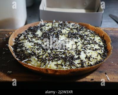 Terang Bulang, eine Art Pfannkuchen-Snack, der normalerweise am Straßenrand verkauft wird. Sidoarjo, Indonesien - 07. Februar 2020. Stockfoto