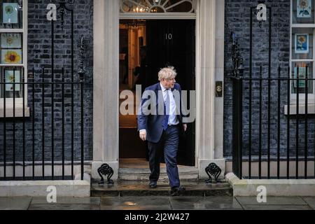 Der britische Premierminister Boris Johnson verlässt die Downing Street 10 mit der legendären schwarzen Tür, London, Großbritannien Stockfoto
