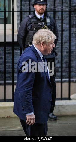 Der britische Premierminister Boris Johnson kommt an einem Polizeibeamten in der Downing Street, London, Großbritannien, vorbei Stockfoto