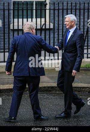 London, Großbritannien, 14.. März 2022. Der britische Premierminister Boris Johnson begrüßt den lettischen Ministerpräsidenten Arturs Krišjānis Kariņš vor dem Gespräch in der Downing Street 10 Stockfoto