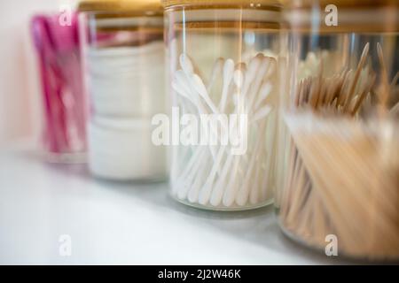 Behälter mit Wattestäbchen, Pinzette und Bürsten zum Stylen von Augenbrauen, Zubehör für den Meister der Make-up- und Augenbrauen Stockfoto