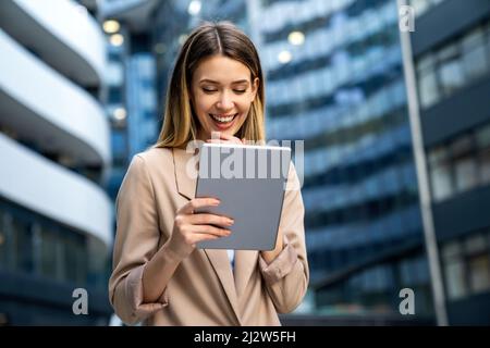 Porträt einer erfolgreichen Frau mit einem digitalen Tablet im urbanen Hintergrund. Business People-Konzept Stockfoto