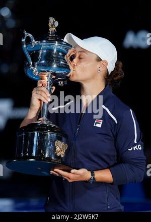 Die australische Tennisspielerin Ashleigh Barty küsst die Meisterschaftsprophäe, nachdem sie das Finale der Australian Open 2022, Melb, im Einzel der Frauen gewonnen hat Stockfoto