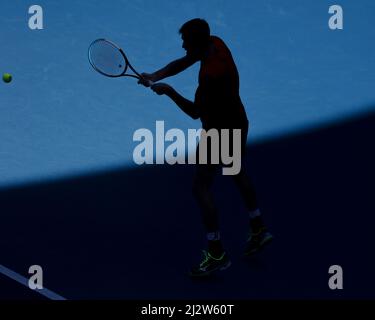 Silhouette des deutschen Tennisspielers Mats Moraing, der während des Australian Open 2022 Tennisturniers in Melbourne Park, Melbourne, Stockfoto