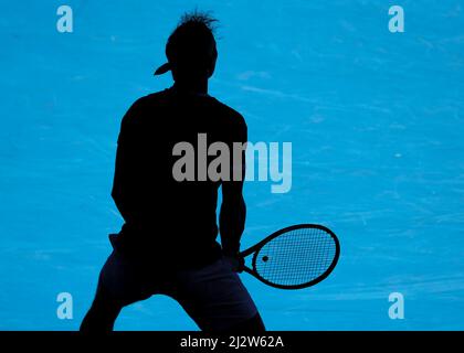 Silhouette des spanischen Tennisspielers Rafael Nadal, der während des Australian Open 2022 Tennisturniers in Melbourne Park, Melbourne, Stockfoto