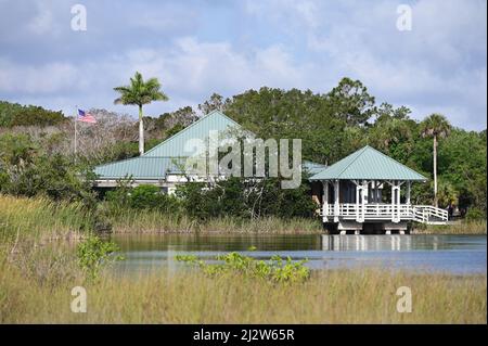 Ernest F Coe Visitor Center im Everglades National Park, Florida von der Main Park Road am sonnigen Frühlingsmorgen. Stockfoto