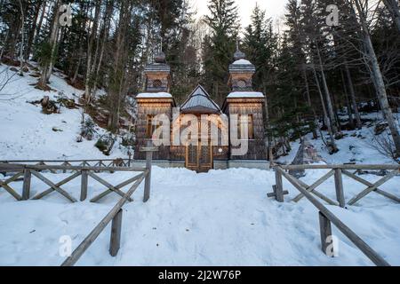 Russische Holzkapelle auf dem Vrsic-Pass in Slowenien bei Kranjska gora Stockfoto