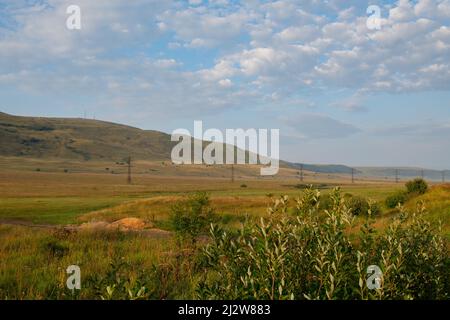 Erstaunliche Feldlandschaft im Sommer in georgien Stockfoto