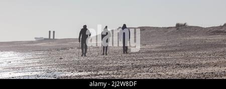 Wandern am Dunwich Beach Suffolk im Winter Stockfoto