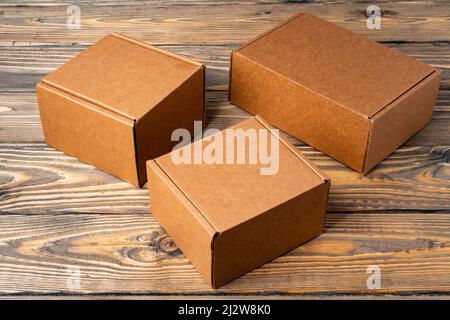 Stapel von Pappkartons auf Holzhintergrund Stockfoto