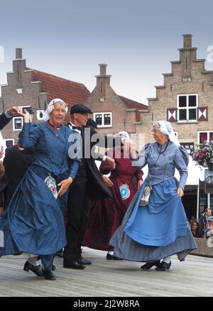 Niederlande, im Dorf Schagen zeigt ein Wochenmarkt im Sommer auch die traditionellen westfriesischen (Provinz Noord-Holland) Tänze, die von der el aufgeführt werden Stockfoto