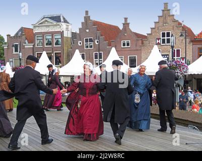 Niederlande, im Dorf Schagen zeigt ein Wochenmarkt im Sommer auch die traditionellen westfriesischen (Provinz Noord-Holland) Tänze, die von der el aufgeführt werden Stockfoto