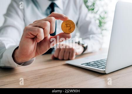 Bitcoin Kryptowährung Investor Konzept, Geschäftsmann bietet eine Kryptowährung Münze, selektive Fokus Stockfoto