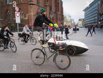 Deutschland , Hamburg - Radfahrer auf verschiedenen Arten von Fahrrädern in der Innenstadt. Stockfoto
