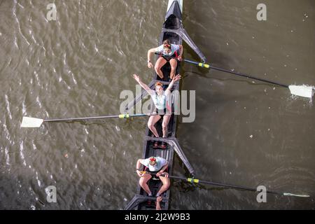 Themse, London, Großbritannien. 3.. April 2022. Cambridge im Ziel des Women's Oxford gegen Cambridge Gemini Boat Race 2022 76.. Kredit: Jeff Gilbert/Alamy Live Nachrichten Stockfoto