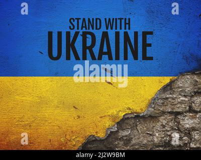 Stand mit Ukraine-Nachricht auf abgenutzten alten Ziegelwand in Farben der ukrainischen Flagge gemalt, Kopie Platz enthalten Stockfoto