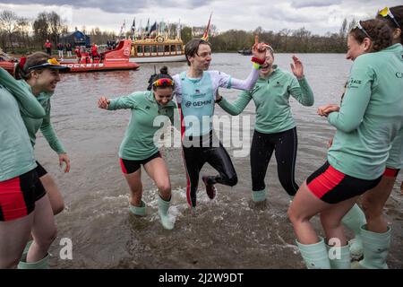 Themse, London, Großbritannien. 3.. April 2022. Cambridge Women's cox Jasper Parish beim Ziel des 76. WomenÕs Oxford gegen Cambridge Gemini Boat Race 2022. Kredit: Jeff Gilbert/Alamy Live Nachrichten Stockfoto