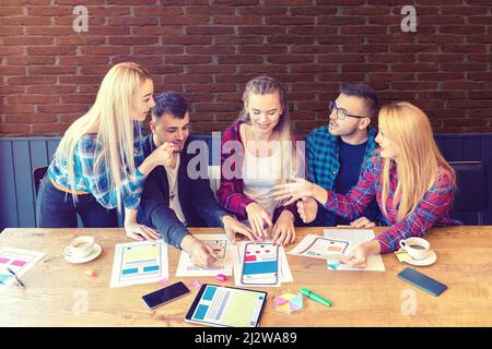 Grafikdesigner kreative Skizzenplanung App-Entwicklung für Web-Handy Stockfoto