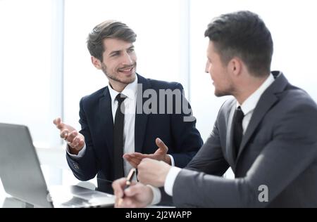 Kollegen füllen wichtige Dokumente Stockfoto
