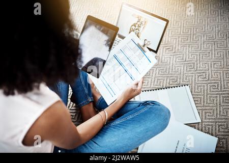 Stellen Sie sicher, dass der Papierkram zu kratzen ist. Die Aufnahme einer unerkennbaren jungen Geschäftsfrau, die während der Arbeit in ihr Papierkram überblickte Stockfoto