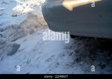 Rauchspur aus dem Auspuffrohr eines Autos im Winter Stockfoto