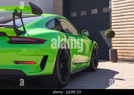 Slowenien, Ljubljana - März 24 2022: Grüner Porsche 911 GT3RS Sportwagen Stockfoto