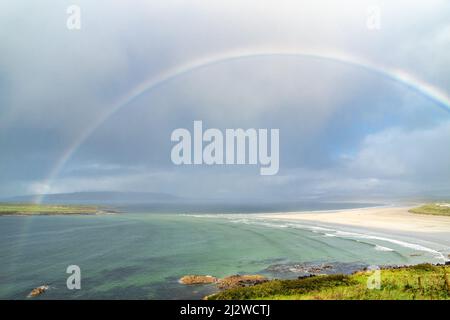 Erstaunlicher Regenbogen über Narin Strand bei Portnoo in der Grafschaft Donegal Irland. Stockfoto