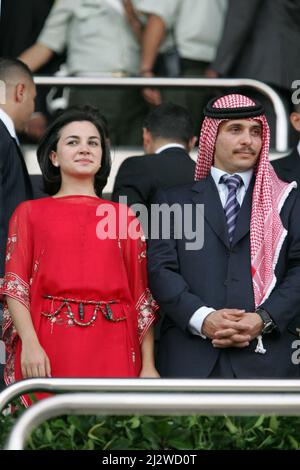 File photo - Files- Prinz Hamza bin Al Hussein und seine Frau Prinzessin Noor Hamza am 9. Juni 2009 im Amman-Stadion in Amman, Jordanien, zum 10.. Jahrestag der Krönung von König Abdullah. Vor zehn Jahren wurde König Abdullah II. Zum König von Jordanien gekrönt, 4 Monate nach dem Tod seines Vaters König Hussein, am Ende der 3-monatigen Trauerperiode. Prinz Hamzah bin Hussein, der ehemalige Thronfolger Jordaniens, hat gesagt, dass er auf seinen Titel als Prinz verzichtet. Prinz Hamzah sagte, seine „persönlichen Überzeugungen“ seien nicht im Einklang mit den „modernen Methoden unserer Institutionen“. Der Prinz ist die FO Stockfoto