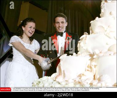 File photo - König Abdallah II. Von Jordanien und Königin Rania bieten im Königspalast in Aqaba, südlich von Jordanien, am Roten Meer, ein Galadiner zur Hochzeit von Jordaniens Kronprinz Hamzah bin Al-Hussein und Prinzessin Noor Hamzah am 28. Mai 2004 an. Prinz Hamzah bin Hussein, der ehemalige Thronfolger Jordaniens, hat gesagt, dass er auf seinen Titel als Prinz verzichtet. Prinz Hamzah sagte, seine „persönlichen Überzeugungen“ seien nicht im Einklang mit den „modernen Methoden unserer Institutionen“. Der Prinz ist der vierte Sohn des verstorbenen Königs Hussein und der jüngere Halbbruder des regierenden Königs Abdullah. Er wurde unter Haus gestellt Stockfoto